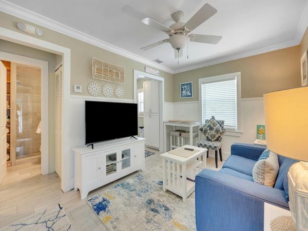 Lovely & Cozy Two Bedroom Home with Shared Pool in Islamorada