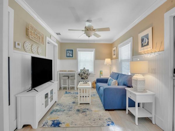 Lovely & Cozy Two Bedroom Home with Shared Pool in Islamorada