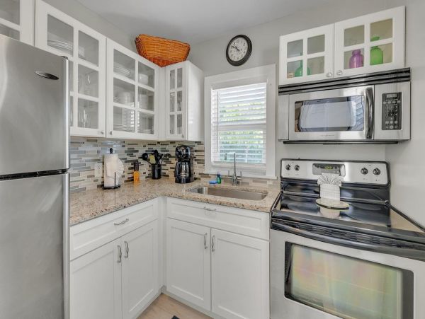 Lovely & Cozy Two Bedroom Home with Shared Pool in Islamorada