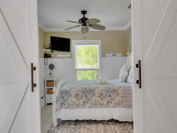 Lovely & Cozy Two Bedroom Home with Shared Pool in Islamorada