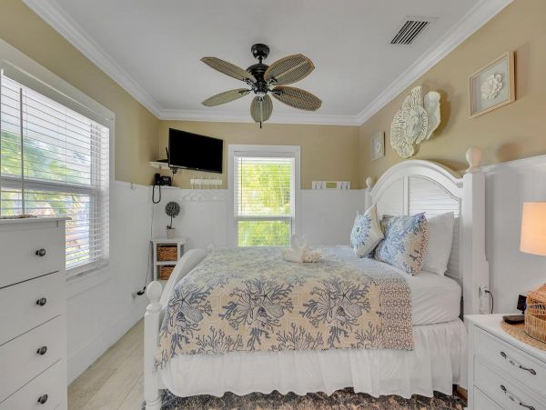 Lovely & Cozy Two Bedroom Home with Shared Pool in Islamorada