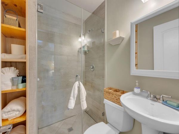 Lovely & Cozy Two Bedroom Home with Shared Pool in Islamorada