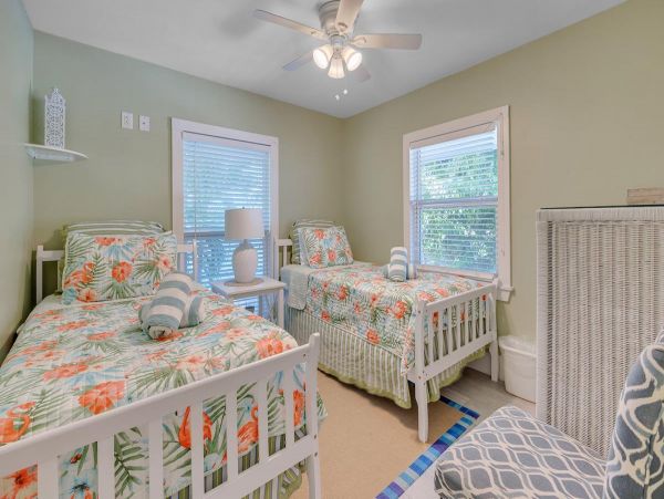 Lovely & Cozy Two Bedroom Home with Shared Pool in Islamorada