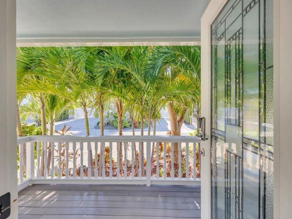 Lovely & Cozy Two Bedroom Home with Shared Pool in Islamorada