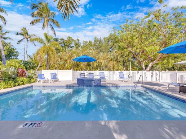 Lovely & Cozy Two Bedroom Home with Shared Pool in Islamorada