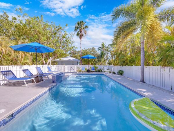 Lovely & Cozy Two Bedroom Home with Shared Pool in Islamorada