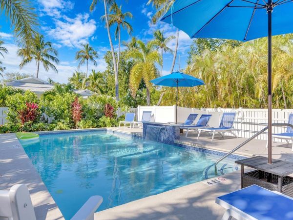 Lovely & Cozy Two Bedroom Home with Shared Pool in Islamorada