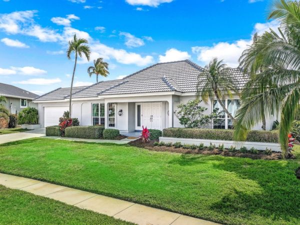 Canal Front Luxury 4 Bedroom Pool Home on Marco Island