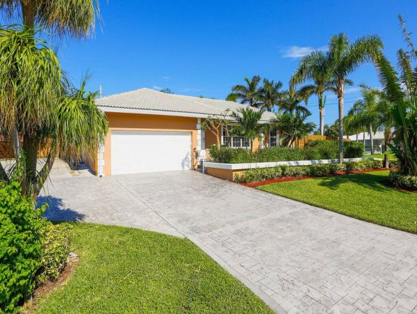 Four-Bedroom Boca Raton Vacation Home with Pool Your Coastal Luxe Retreat
