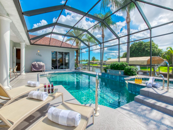 4 Bedroom Villa with dock and just a few minutes from the beach