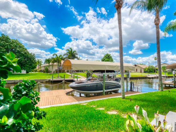 4 Bedroom Villa with dock and just a few minutes from the beach