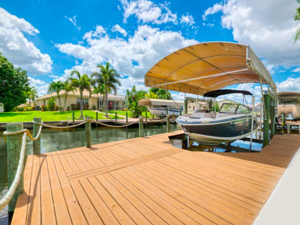 4 Bedroom Villa with dock and just a few minutes from the beach