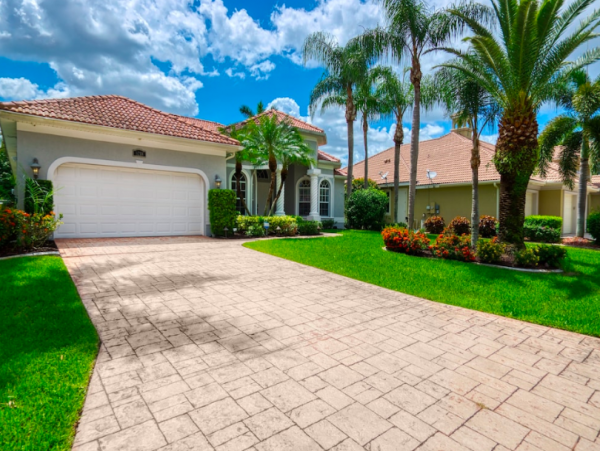 4 Bedroom Villa with dock and just a few minutes from the beach