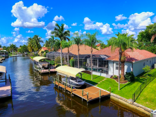 4 Bedroom Villa with dock and just a few minutes from the beach
