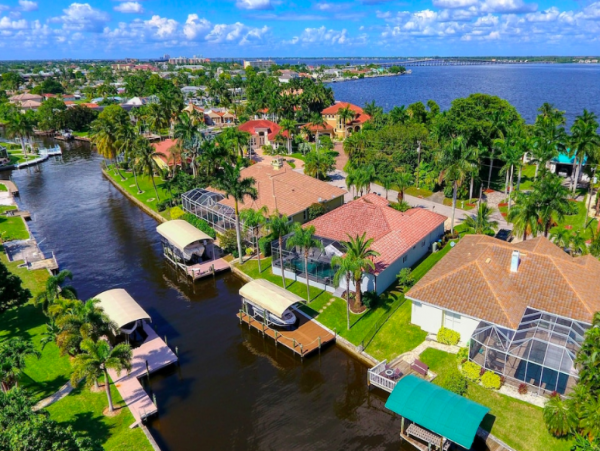 4 Bedroom Villa with dock and just a few minutes from the beach