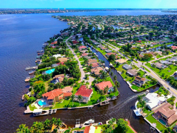 4 Bedroom Villa with dock and just a few minutes from the beach