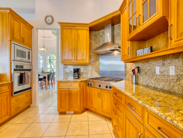 4 Bedroom Villa with dock and just a few minutes from the beach