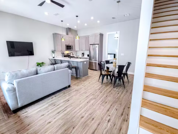 Dog friendly duplex with 2 kitchens