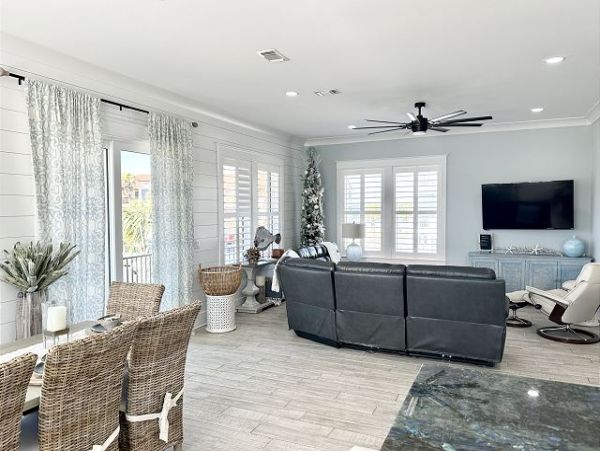 Six bedroom Navarre Home
