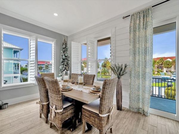 Six bedroom Navarre Home