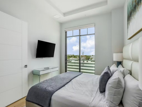 Lovely Condo Just 2 Blocks from 5th Avenue