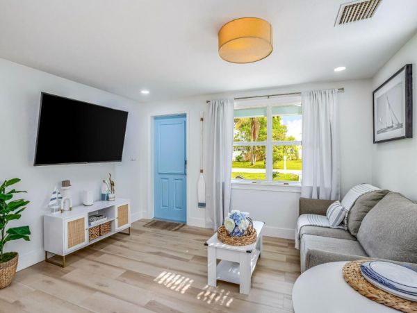 Charming Vacation 2 Bedroom Rental in Naples