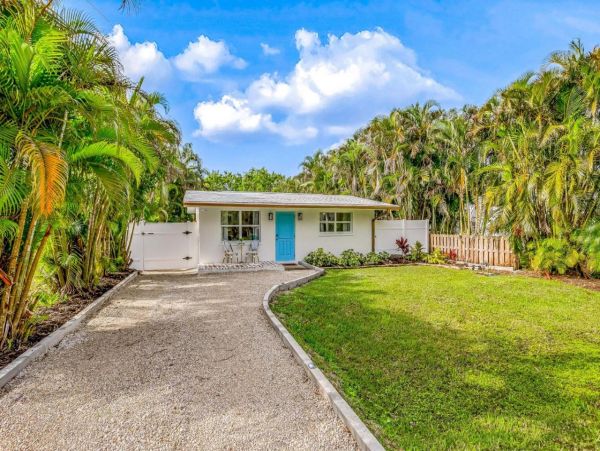 Charming Vacation 2 Bedroom Rental in Naples
