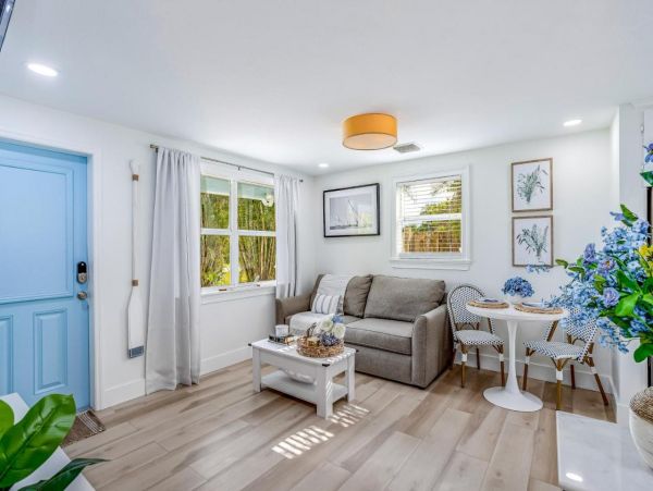 Charming Vacation 2 Bedroom Rental in Naples