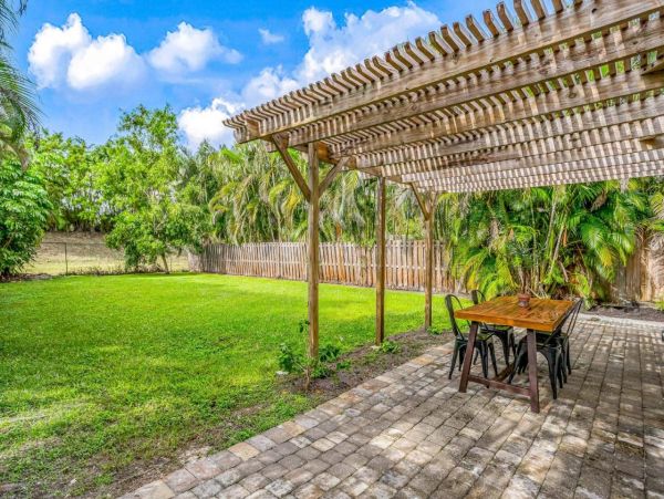 Charming Vacation 2 Bedroom Rental in Naples