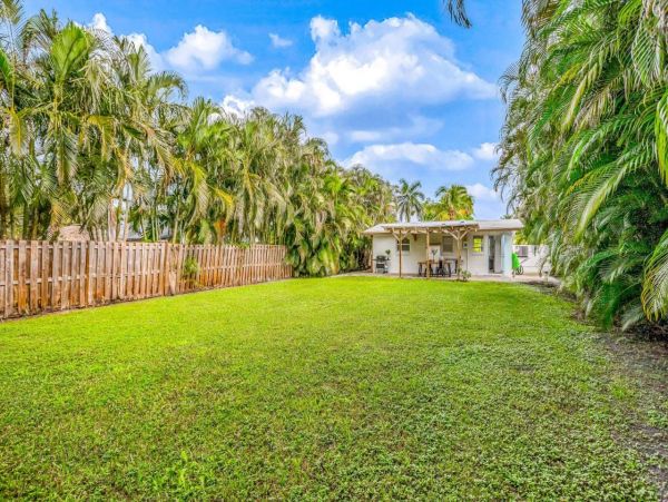 Charming Vacation 2 Bedroom Rental in Naples