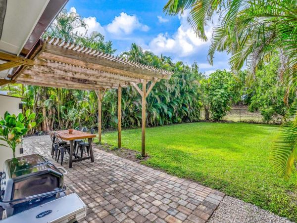 Charming Vacation 2 Bedroom Rental in Naples