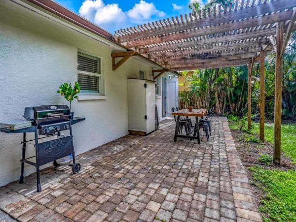 Charming Vacation 2 Bedroom Rental in Naples