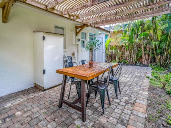 Charming Vacation 2 Bedroom Rental in Naples