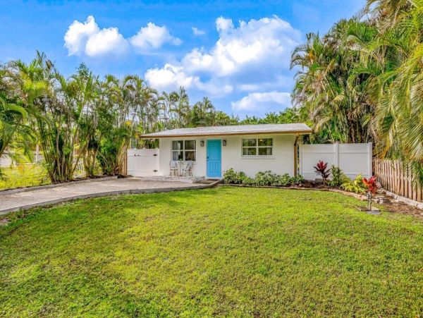 Charming Vacation 2 Bedroom Rental in Naples