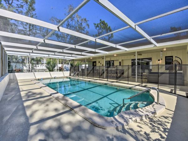 3 Bedroom Vacation Pool Home in Sarasota Sleeps 6