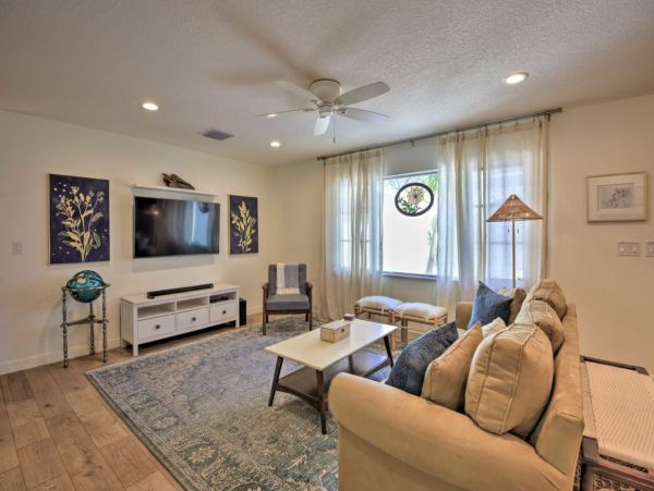 3 Bedroom Vacation Pool Home in Sarasota Sleeps 6