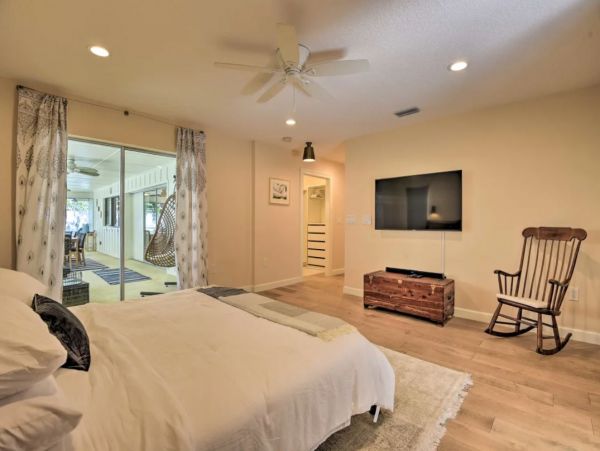 3 Bedroom Vacation Pool Home in Sarasota Sleeps 6