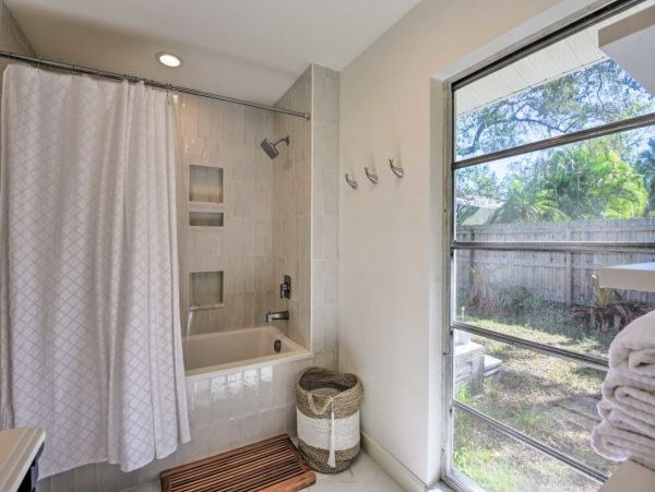 3 Bedroom Vacation Pool Home in Sarasota Sleeps 6