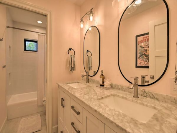 3 Bedroom Vacation Pool Home in Sarasota Sleeps 6
