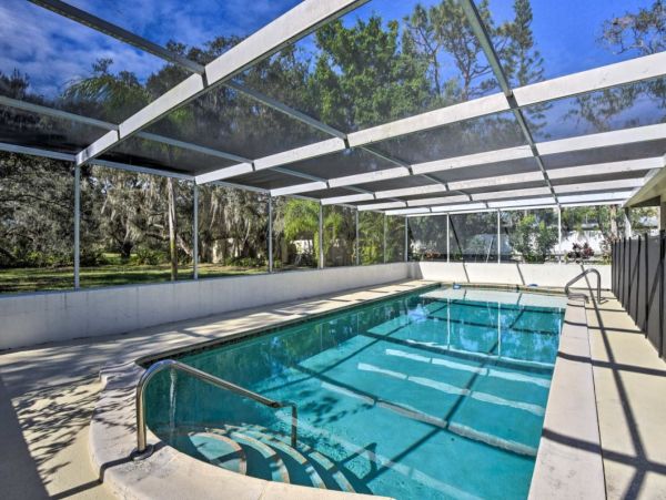 3 Bedroom Vacation Pool Home in Sarasota Sleeps 6
