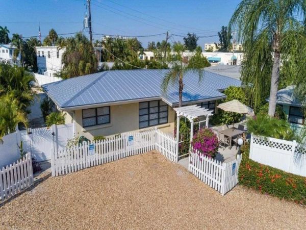 Lovely 2 Bedroom Bungalow Short Walk to Beach