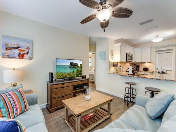 Lovely 2 Bedroom Bungalow Short Walk to Beach