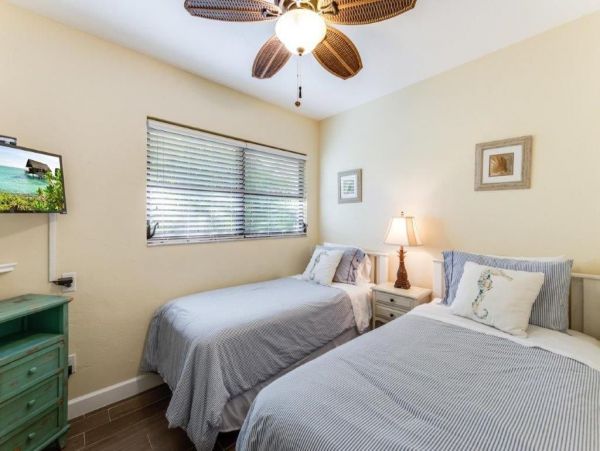 Lovely 2 Bedroom Bungalow Short Walk to Beach
