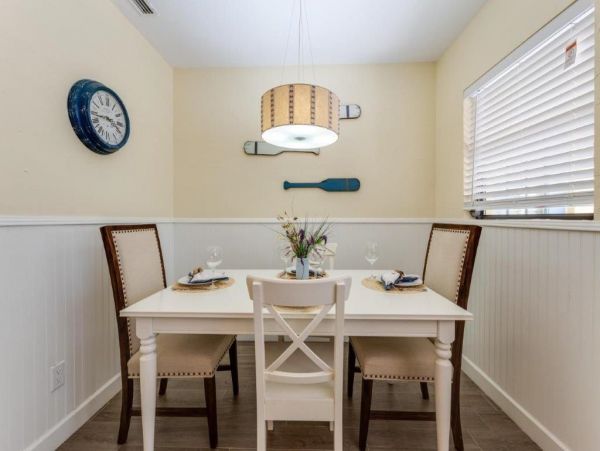 Lovely 2 Bedroom Bungalow Short Walk to Beach