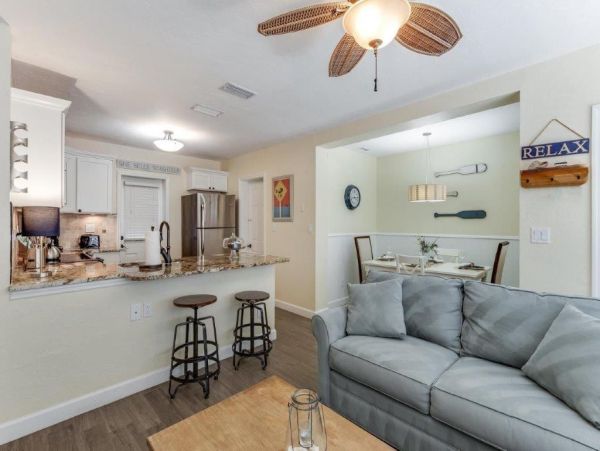 Lovely 2 Bedroom Bungalow Short Walk to Beach