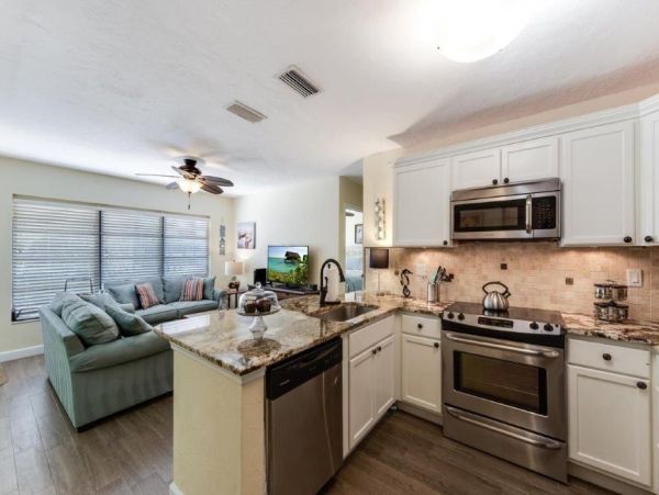 Lovely 2 Bedroom Bungalow Short Walk to Beach