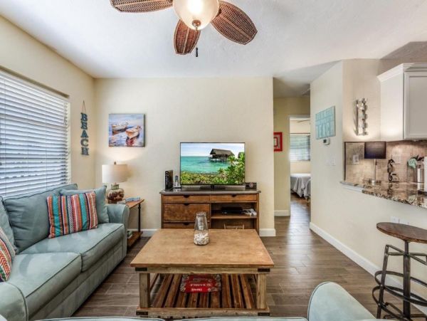 Lovely 2 Bedroom Bungalow Short Walk to Beach
