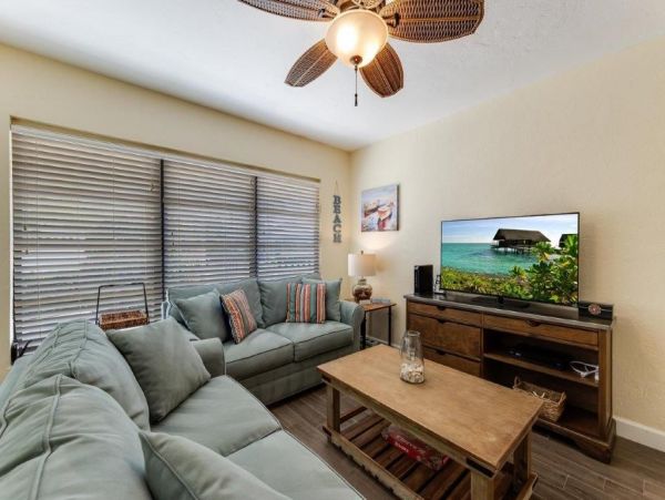 Lovely 2 Bedroom Bungalow Short Walk to Beach
