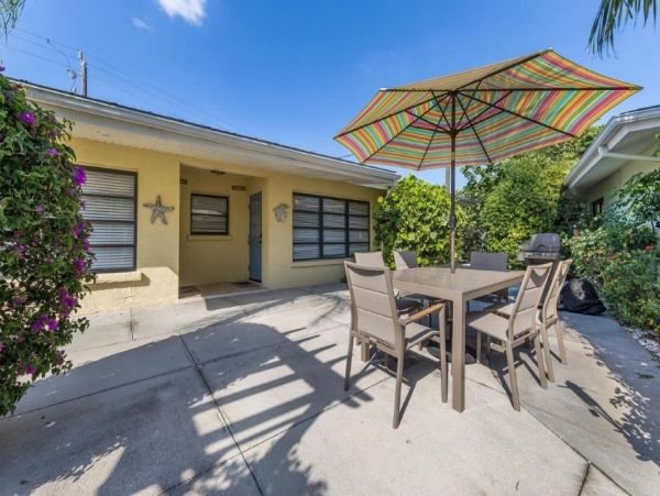 Lovely 2 Bedroom Bungalow Short Walk to Beach