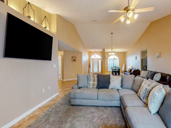4 Bedroom House, pet friendly , drive to beach